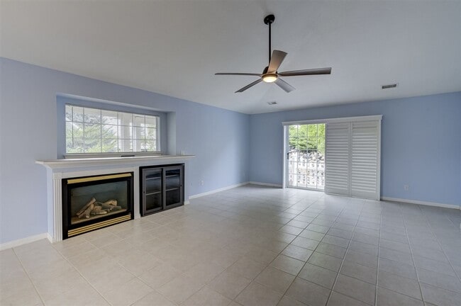 Building Photo - 2 bedroom, 2 bathroom home in Victorian Es...