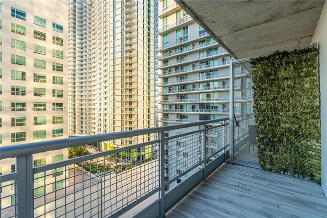 Foto del edificio - 690 SW 1st Ct