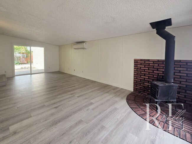 Foto del edificio - Private Beach Access – Bright, Breezy Livi...
