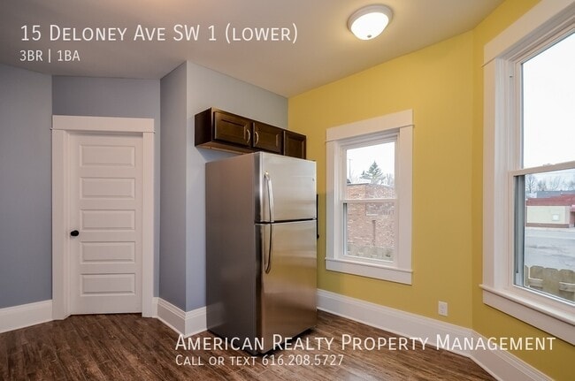 Building Photo - 15 Deloney Ave SW