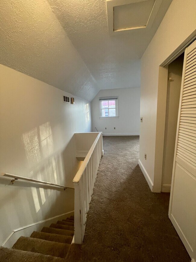 Building Photo - 321 E Cross St