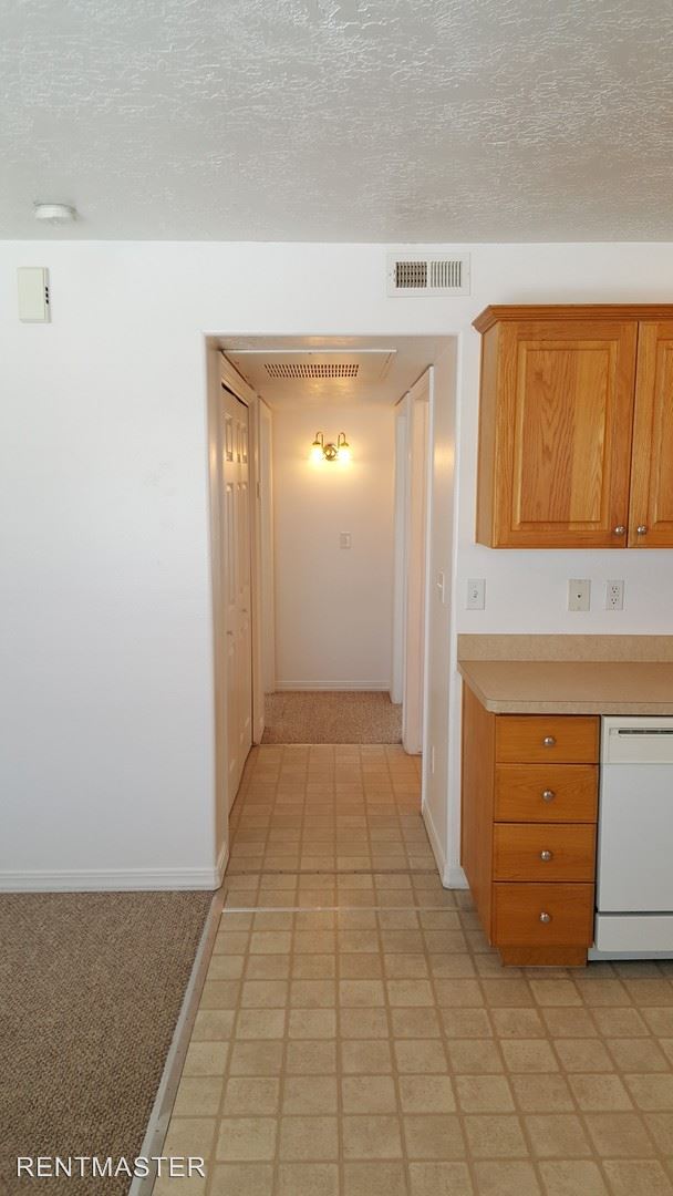 Building Photo - 707 S 5th W