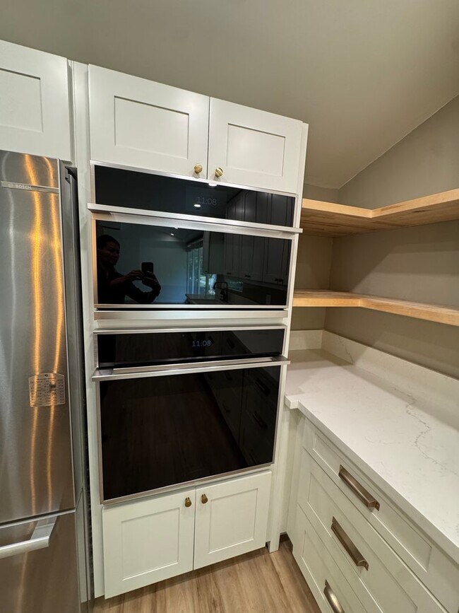 Foto del edificio - 3 BED, 2 BATH, 2 Parking with AC- Kalani I...