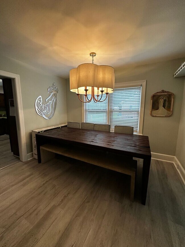 Building Photo - Beautiful 4 Bedroom 2.5 Bath Single Family...