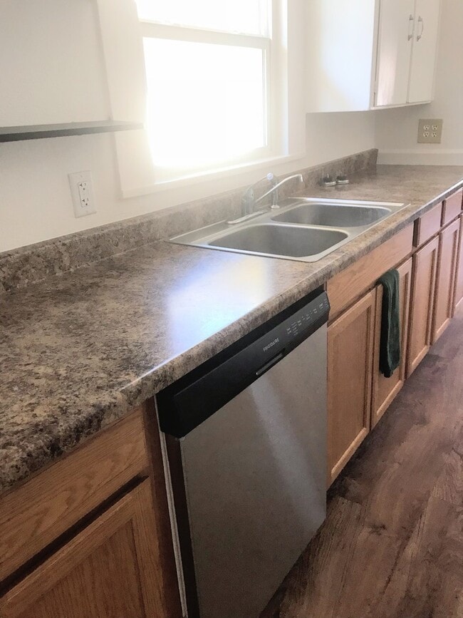 Building Photo - 7 minutes to Sky Lakes Medical Center and ...