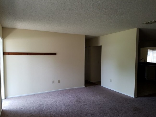 Foto del edificio - Spacious 3 bedroom 2 bath 2 car garage home