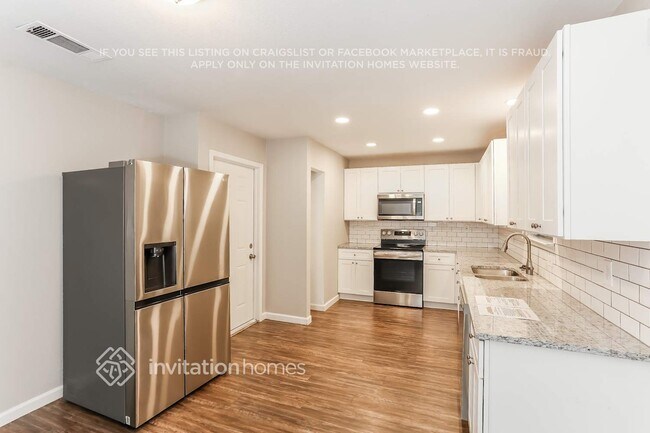 Foto del edificio - 811 Clover Park Dr