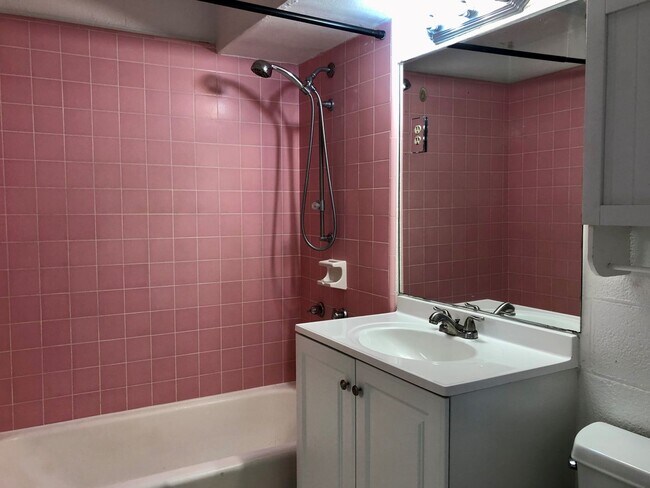 Foto del edificio - Pet Friendly Ala Wai Cove - 1BR/1BA/1PK