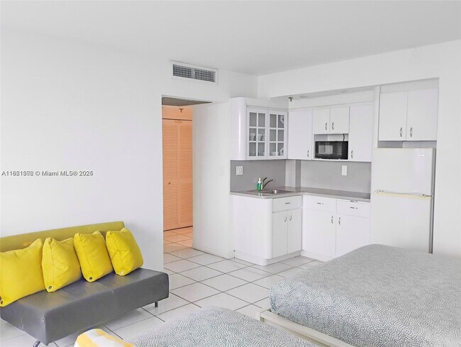 Building Photo - 5445 Collins Ave