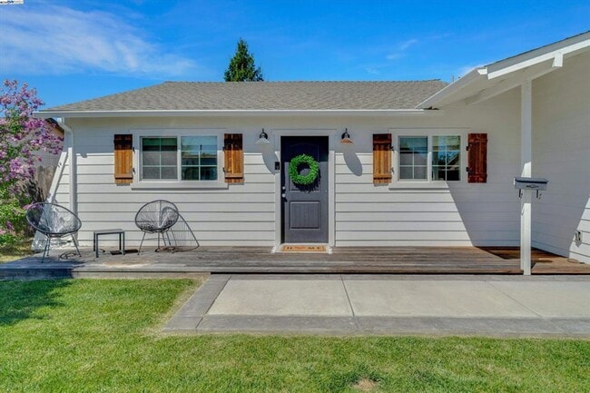Building Photo - Live in a Modern Luxury 3BR/2BA Home with ...