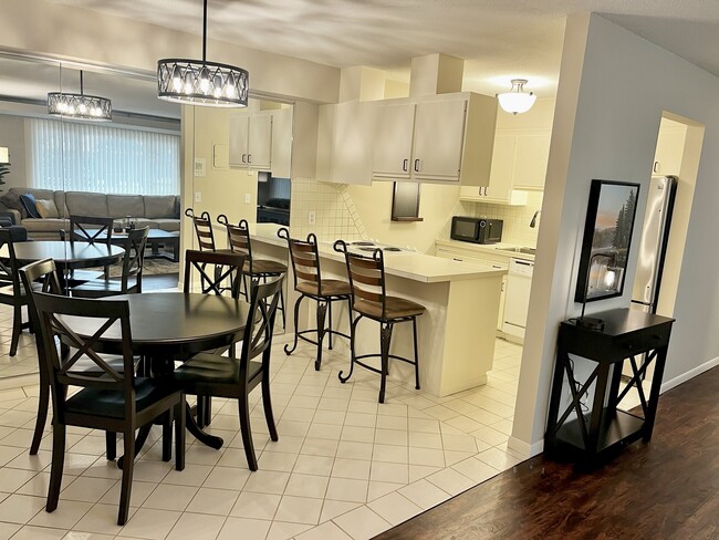 Kitchen area with table and snack bar - 5420 Three Points Blvd