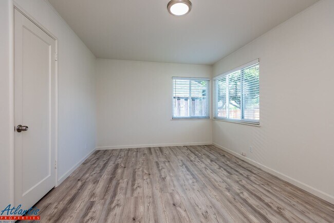Foto del edificio - Stylish Home | Remodeled | Desirable Location