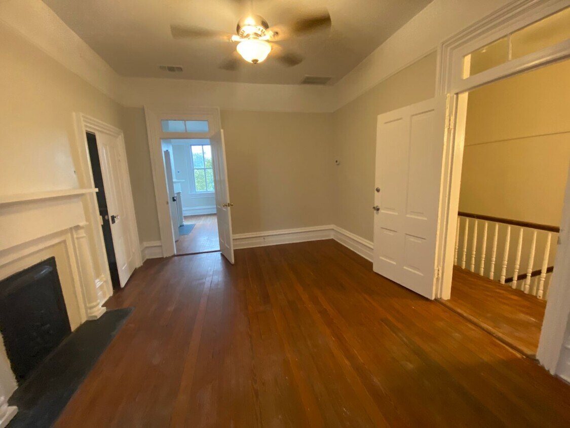 Foto principal - 218 E Henry St