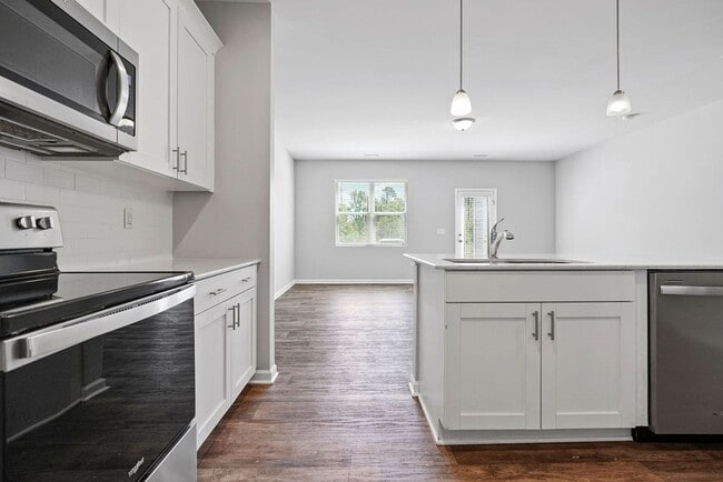 Building Photo - 3 Bedroom END unit Townhome in Clayton