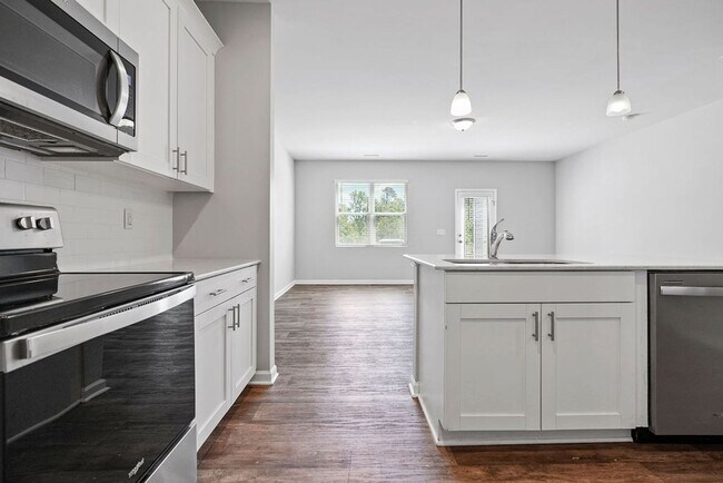 Foto del edificio - 3 Bedroom END unit Townhome in Clayton