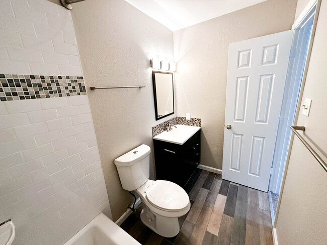 Foto del edificio - 1722 Wilcox Ln