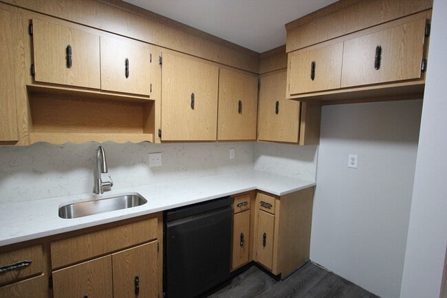 Building Photo - 70 Beach St