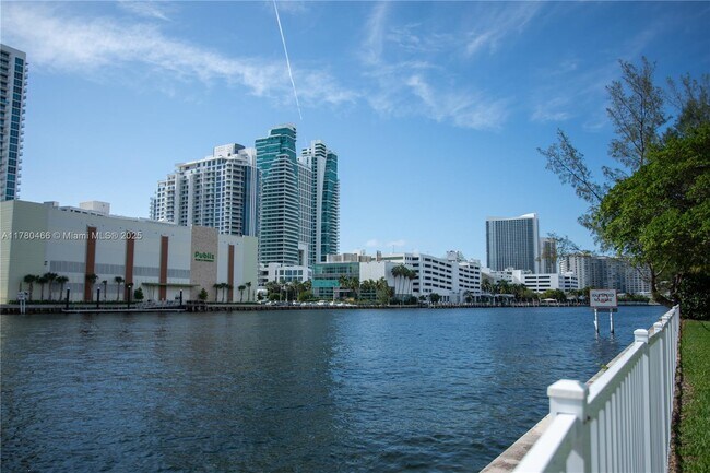 Foto del edificio - 800 Parkview Dr