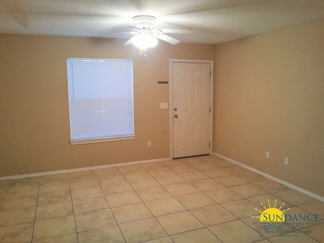 Building Photo - Adorable 2 Bedroom Townhouse in Niceville