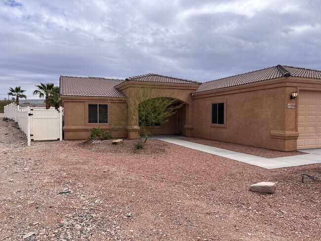 Building Photo - **PENDING** Longterm Furnished or Unfurnis...