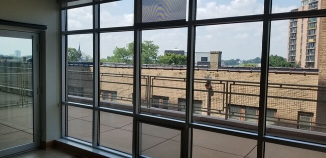 Building Photo - 1550 E Royall Pl