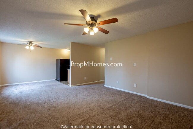 Building Photo - 1549 N Manzanita St