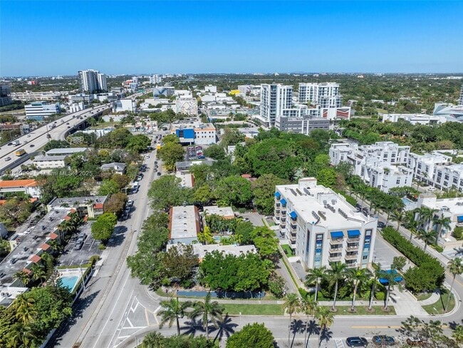 Building Photo - 523 NE 38th St