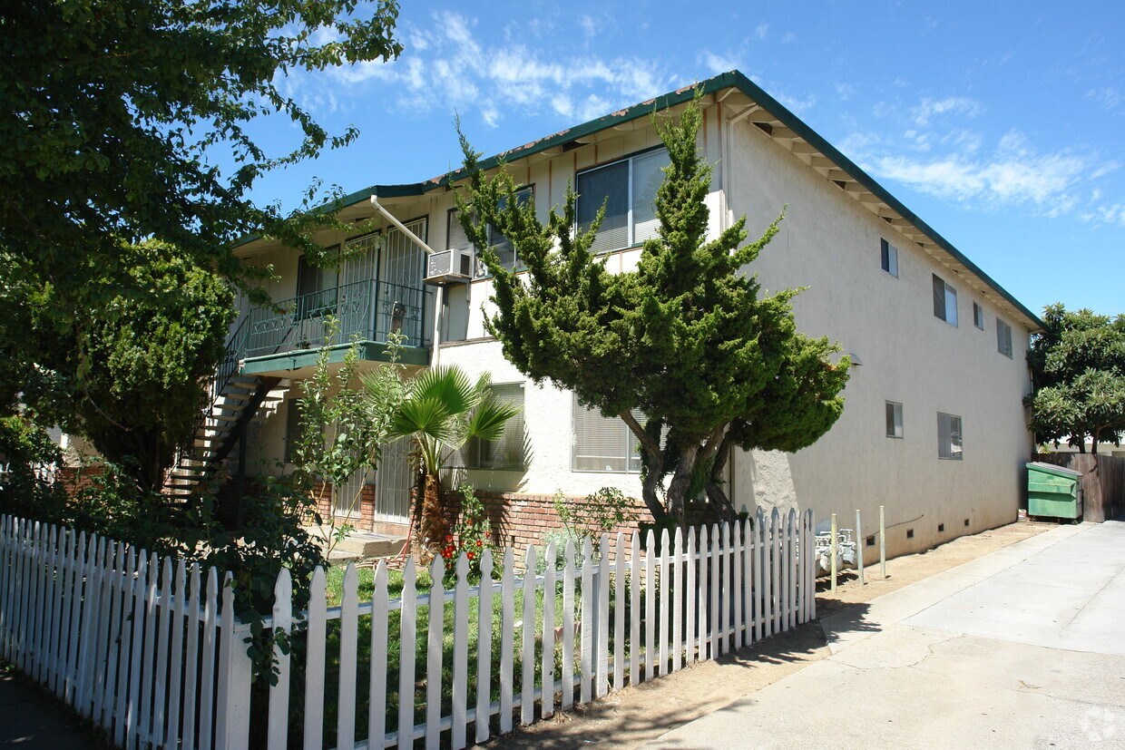 Foto principal - 807 Deland Ave