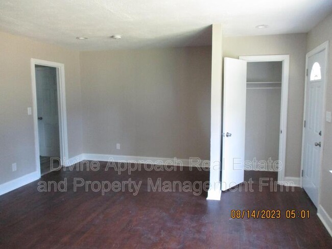 Building Photo - 904 Vanderbilt St