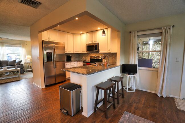 Foto del edificio - 4215 Pandora Rd
