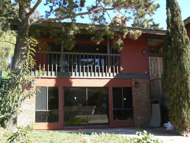 Building Photo - Huge 5 Bedroom, 3 bathrooms