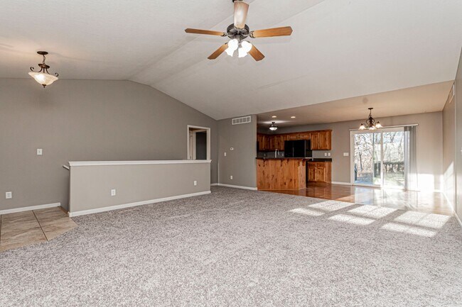 Building Photo - Newly Updated Spacious Home
