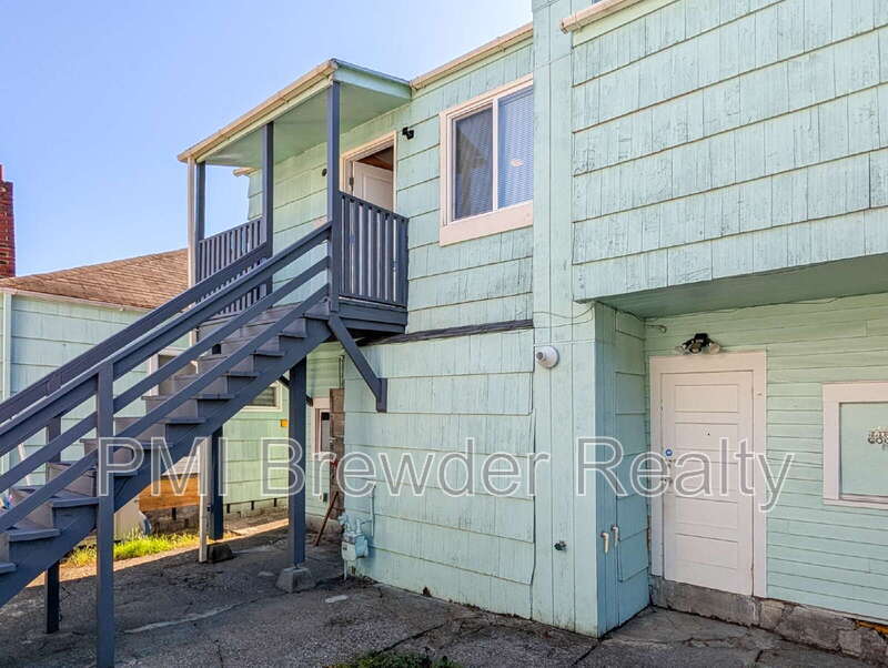 Primary Photo - 2218 Hoyt Ave