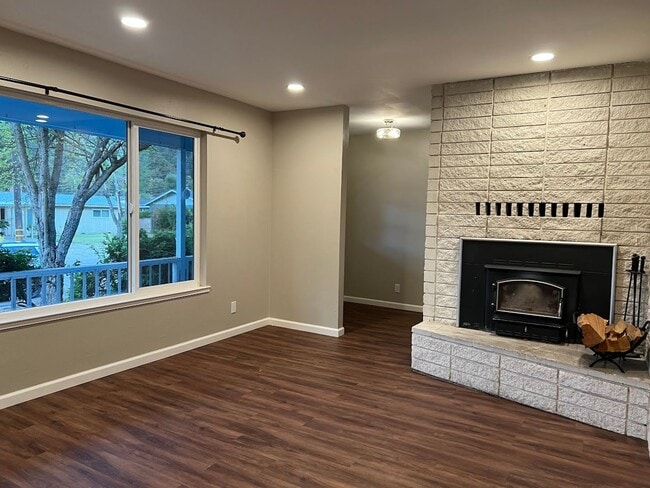 Building Photo - Conveniently located just moments from dow...