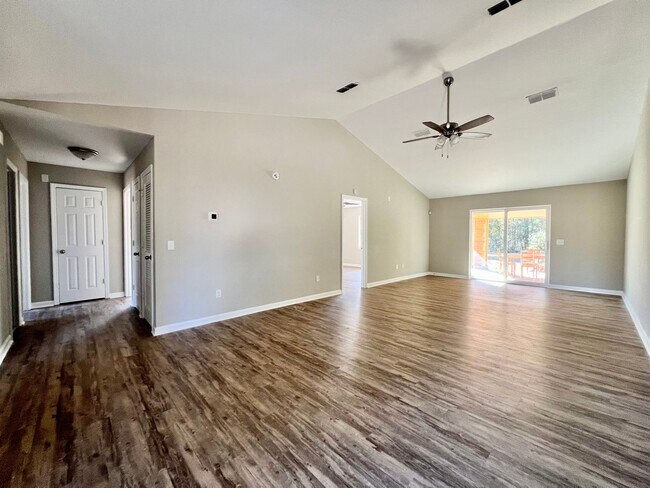 Foto del edificio - COMING MID-MAY 2026! (Pet Friendly)