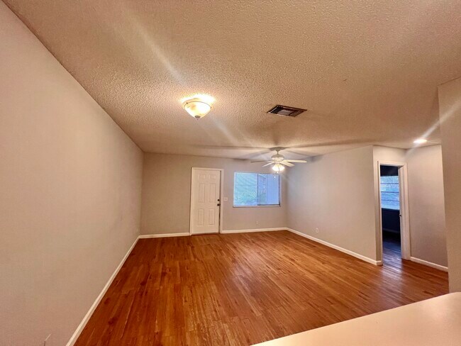 Foto del edificio - 5330 Elmhurst Rd