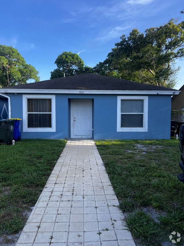 Building Photo - 1311 Emerald Terrace