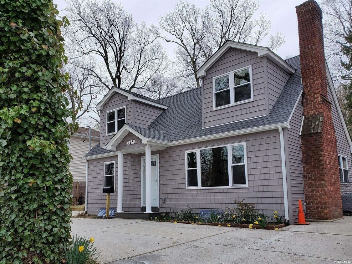 Primary Photo - 128 Bayville Ave