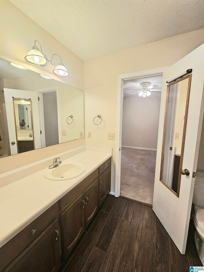 Foto del edificio - 716 Jamestown Ln