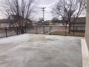 Building Photo - 2414 W 10th St