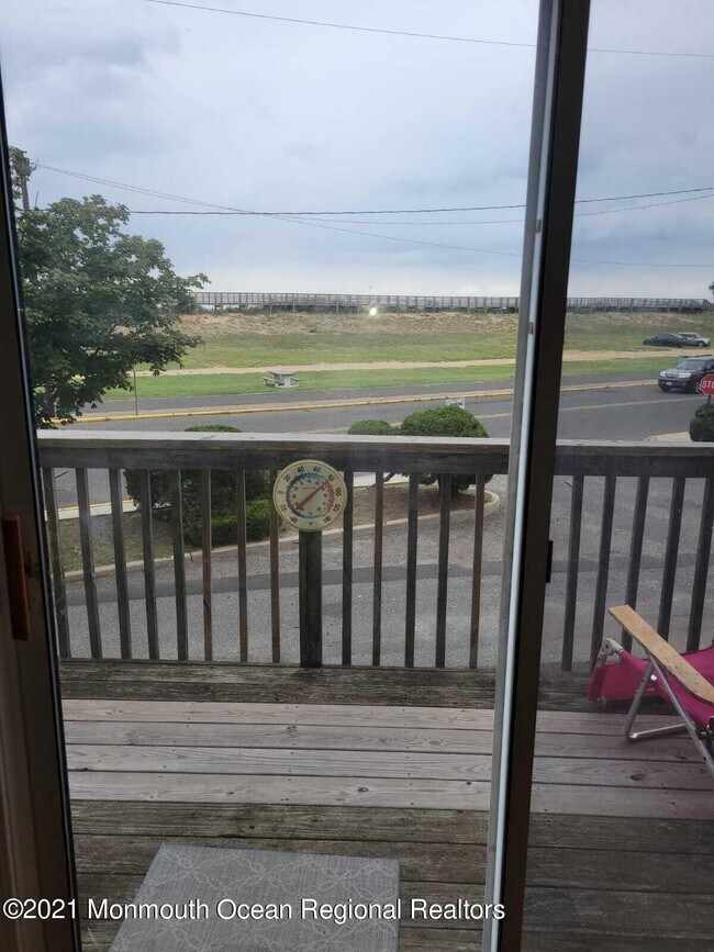 Building Photo - 22 Beachway Ave