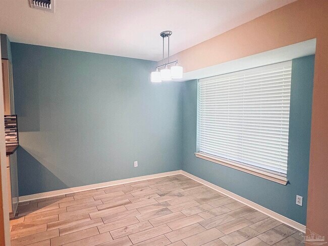 Building Photo - 10621 Creek Ridge Dr