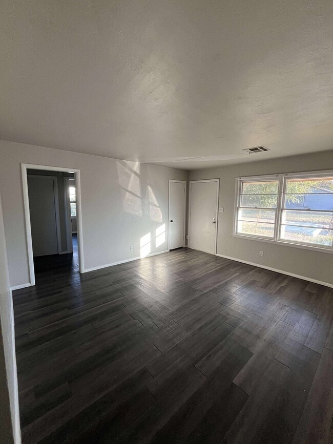 Foto del edificio - 701 E Holman Ct