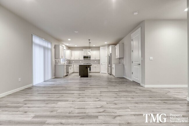 Foto del edificio - Pet Friendly Spacious Newer 3 Bedroom 2.5 ...