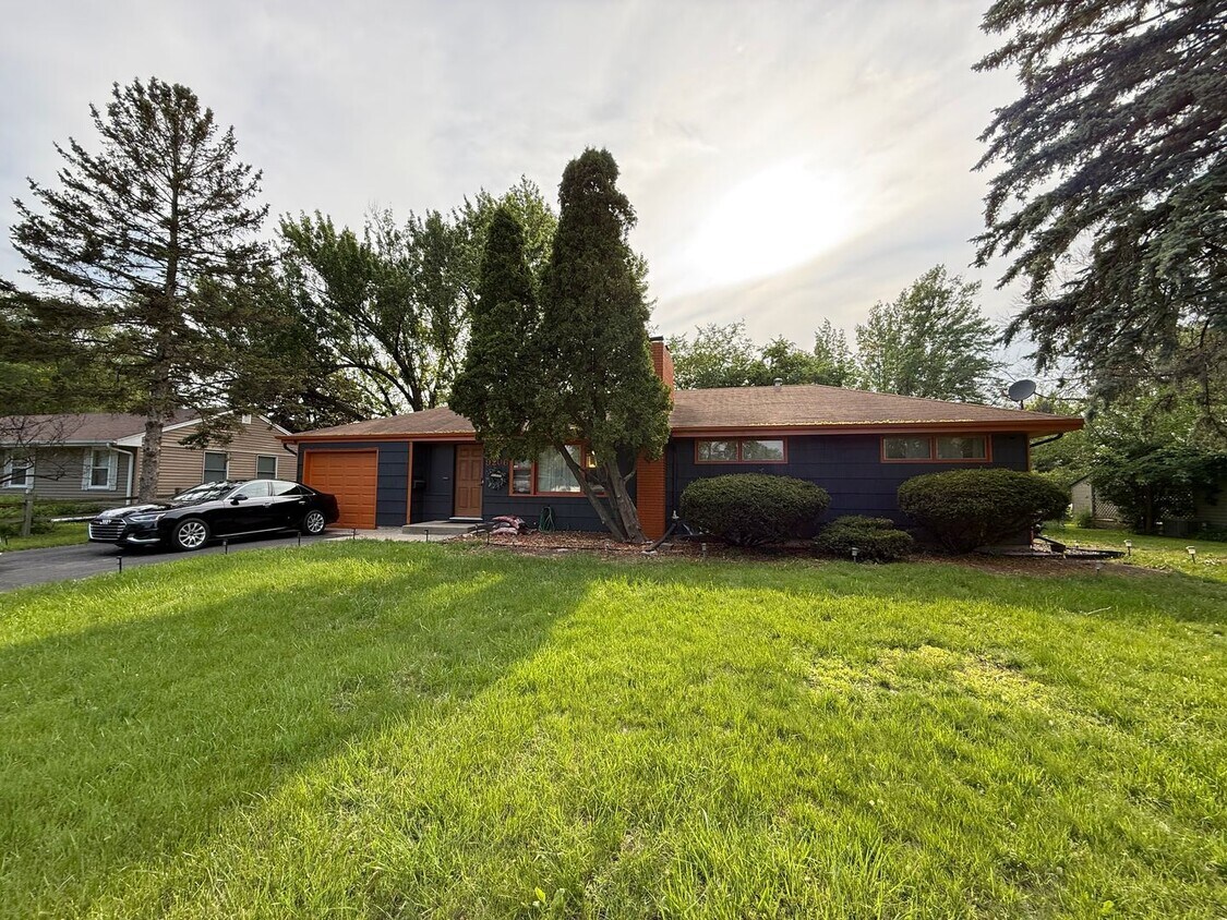 Primary Photo - Beautiful 4 bed 2.5 Bath Bloomington SF Ho...