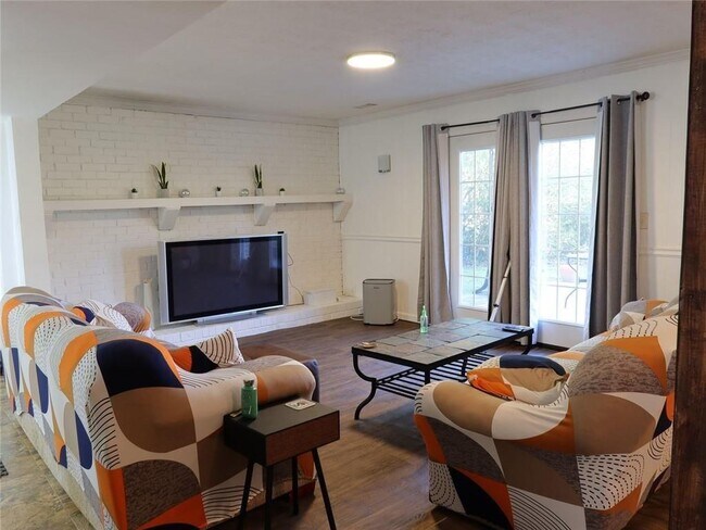 Foto del edificio - 651 Mincey Woods Ct