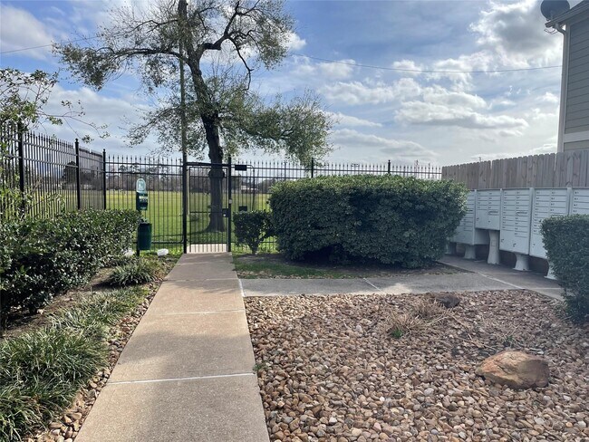 Foto del edificio - 718 Redwing Park Dr