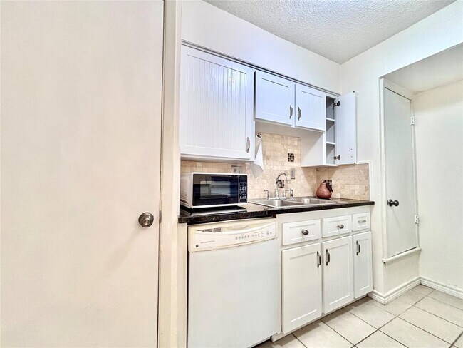 Building Photo - 7407 Shadow Hill Dr