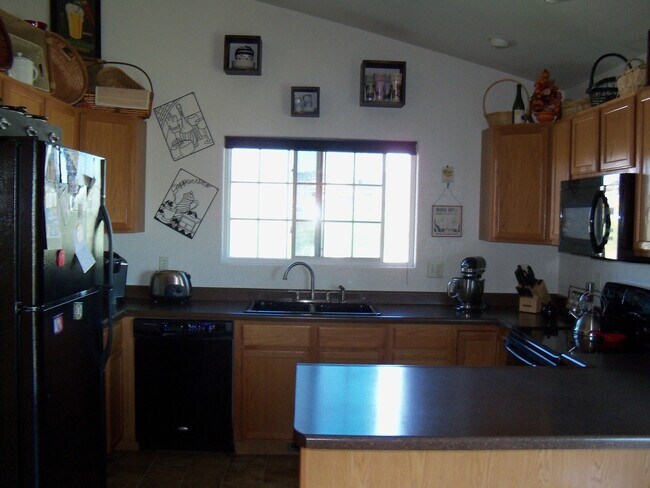 Foto del edificio - 4 BED | 3 BATH | TRI-LEVEL | DOUBLE GARAGE...
