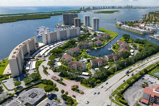 Building Photo - 132 Lakeshore Dr